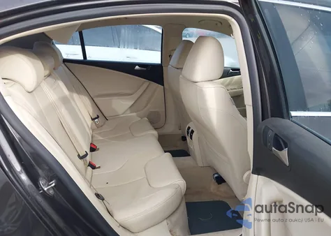 2010 Volkswagen Passat Komfort z USA, uszkodzony, nr VIN WVWJK7AN2AP052871